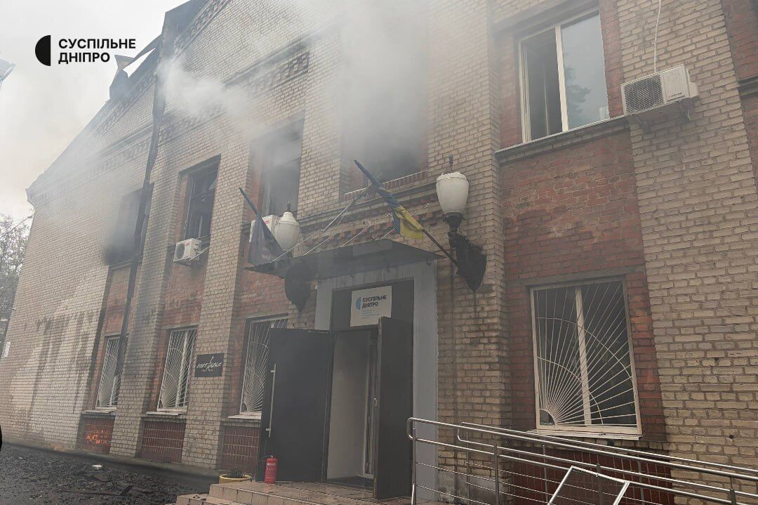 Повреждены перекрытия, произошел пожар: появились кадры последствий атаки РФ на здание редакции в Днепре. Фото и видео