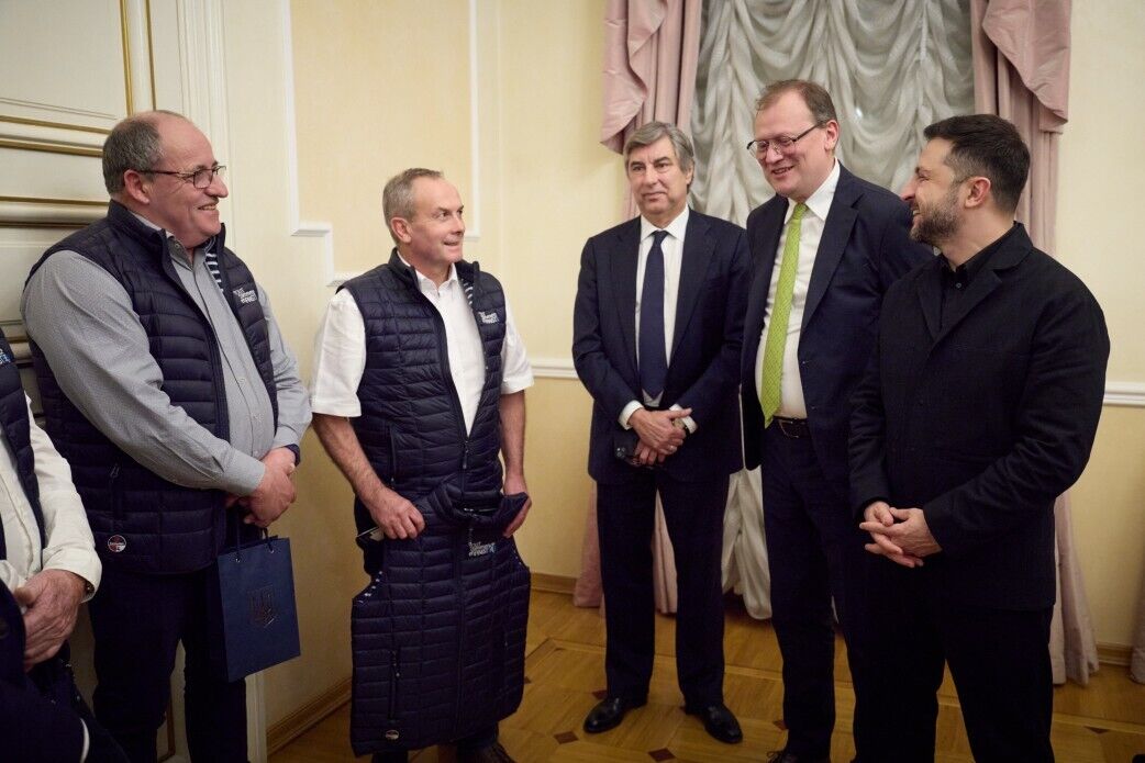 Зеленский встретился с французскими рыбаками, которые обеспечивают украинские города антидроновыми сетями. Фото