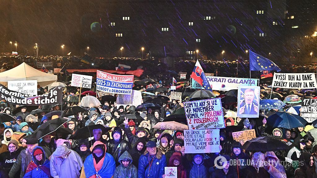Тисячі людей вийшли на вулиці: у Словаччині в річницю "оксамитової революції" влаштували акцію протесту проти Фіцо