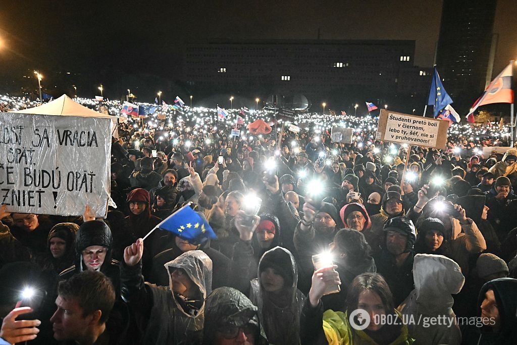 Тисячі людей вийшли на вулиці: у Словаччині в річницю "оксамитової революції" влаштували акцію протесту проти Фіцо