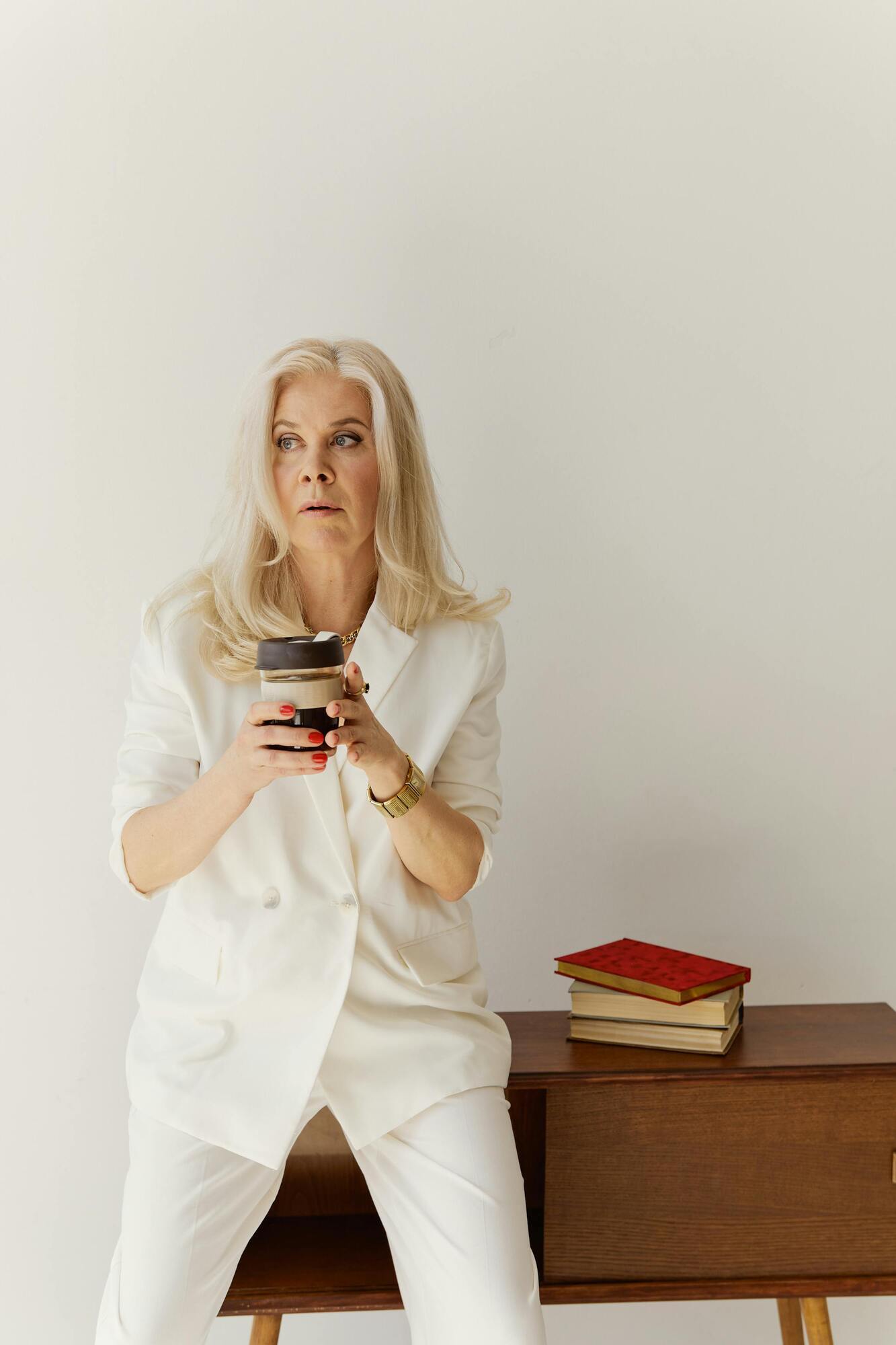 Як замаскувати сивину, яка лише почала зʼявлятися: поради для брюнеток і блондинок