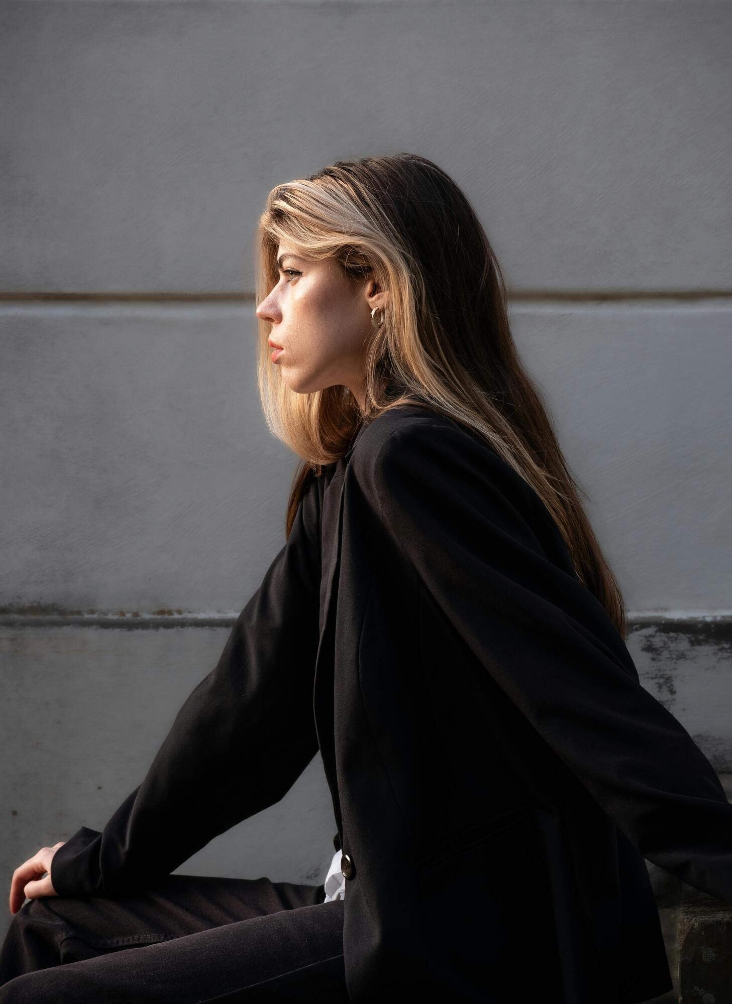 Як замаскувати сивину, яка лише почала зʼявлятися: поради для брюнеток і блондинок