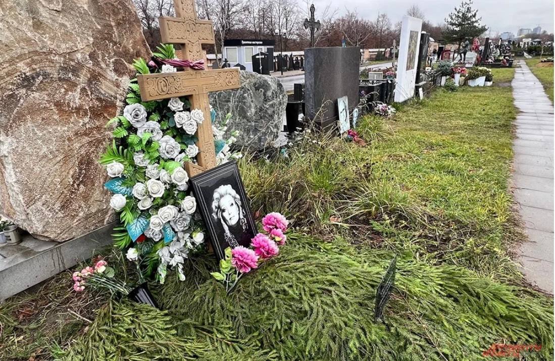 Ни цветов, ни посетителей: в России забросили могилу украинской звезды "Бриллиантовой руки" Светланы Светличной спустя год после смерти