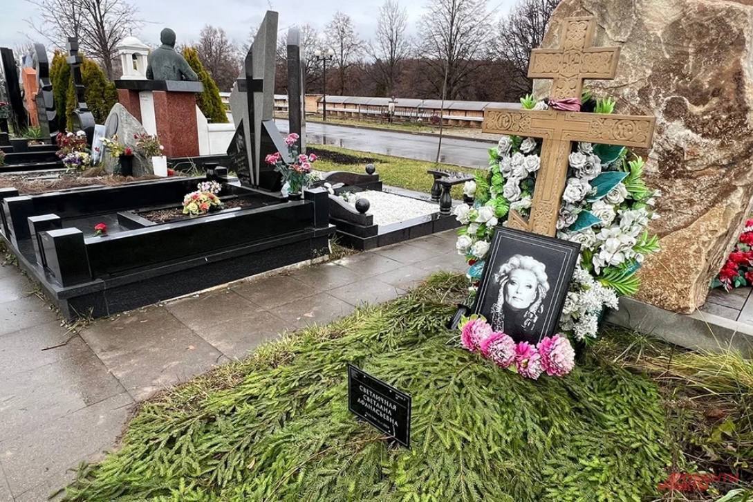 Ни цветов, ни посетителей: в России забросили могилу украинской звезды "Бриллиантовой руки" Светланы Светличной спустя год после смерти