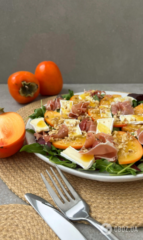 Праздничный салат с хурмой на любой случай: делимся рецептом сезонного блюда