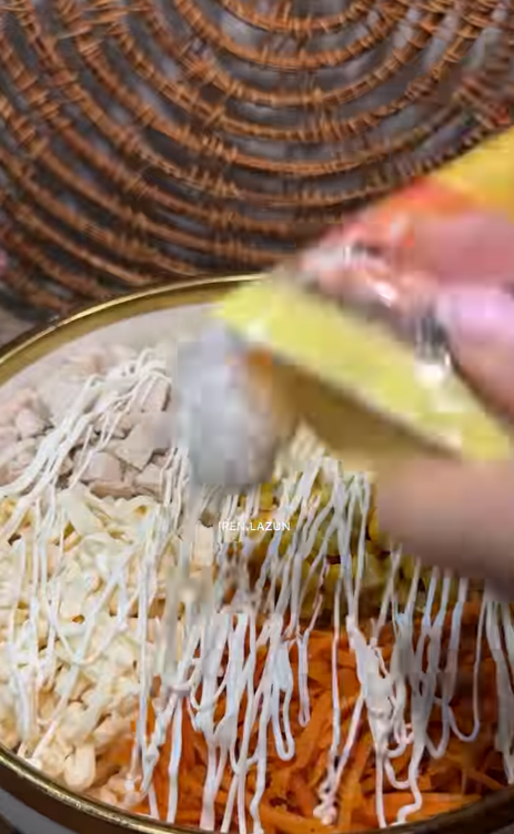 Який смачний салат приготувати з корейською морквою: ідеальний рецепт на свята