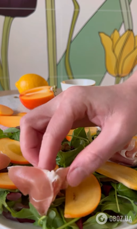 Праздничный салат с хурмой на любой случай: делимся рецептом сезонного блюда