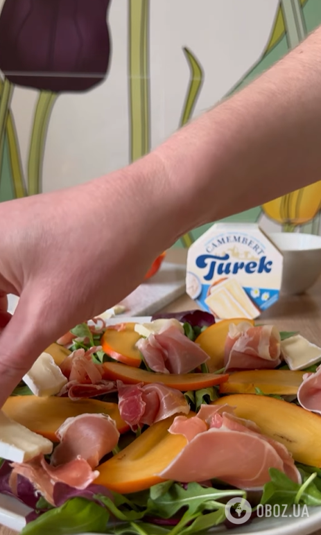 Праздничный салат с хурмой на любой случай: делимся рецептом сезонного блюда