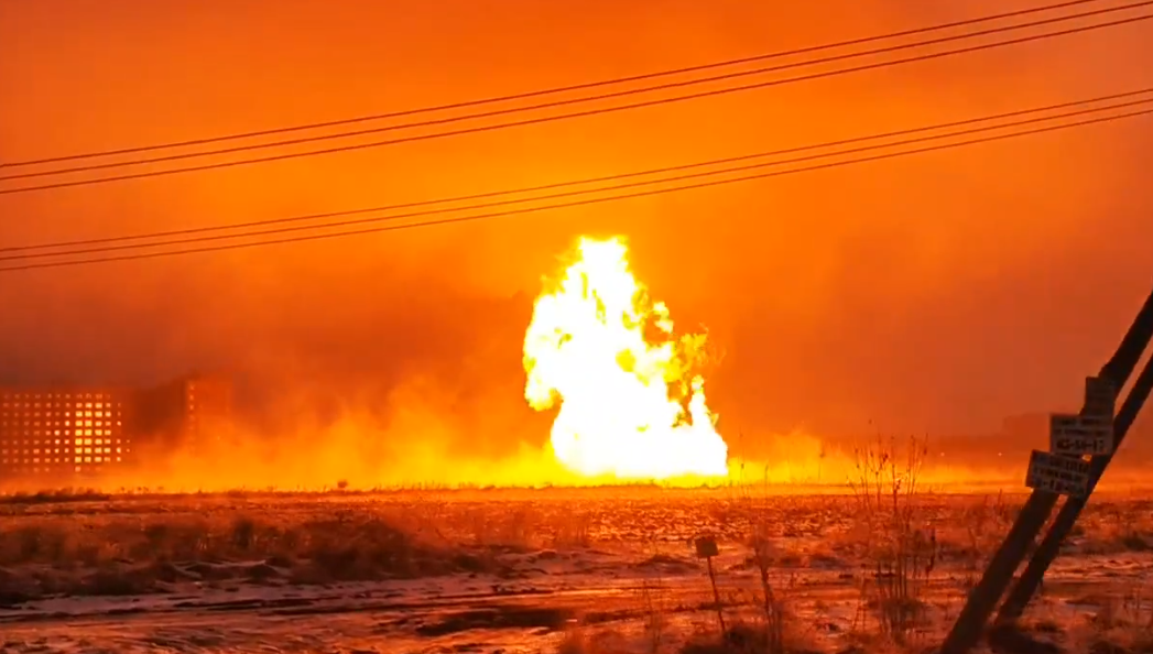 Піднялася стіна вогню: в Омській області стався вибух на газопроводі. Фото і відео