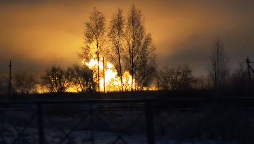 Піднялася стіна вогню: в Омській області стався вибух на газопроводі. Фото і відео