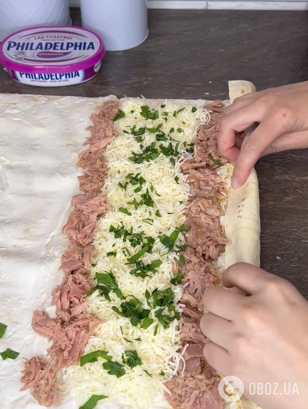 Закусочный рулет из лаваша с вкусной начинкой для новогоднего стола: готовится 10 минут