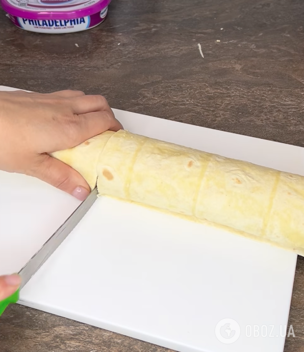 Закусочный рулет из лаваша с вкусной начинкой для новогоднего стола: готовится 10 минут