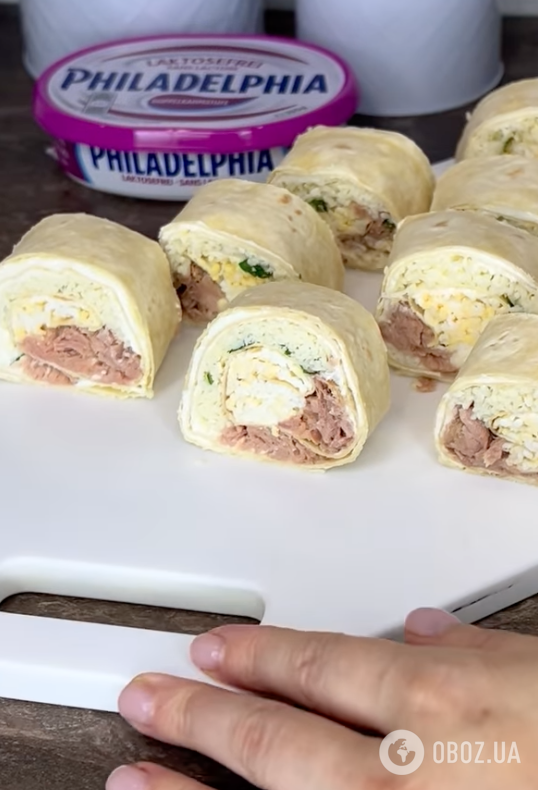 Закусочный рулет из лаваша с вкусной начинкой для новогоднего стола: готовится 10 минут