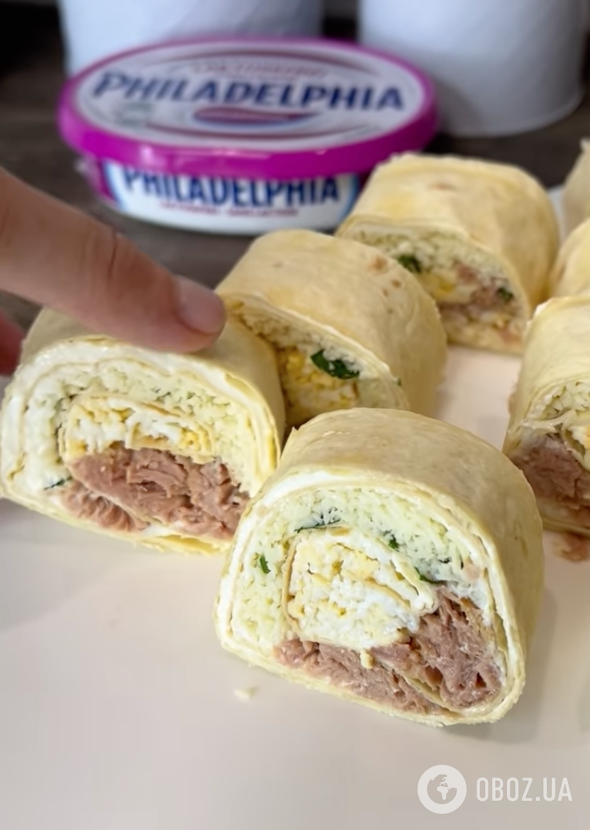 Закусочный рулет из лаваша с вкусной начинкой для новогоднего стола: готовится 10 минут