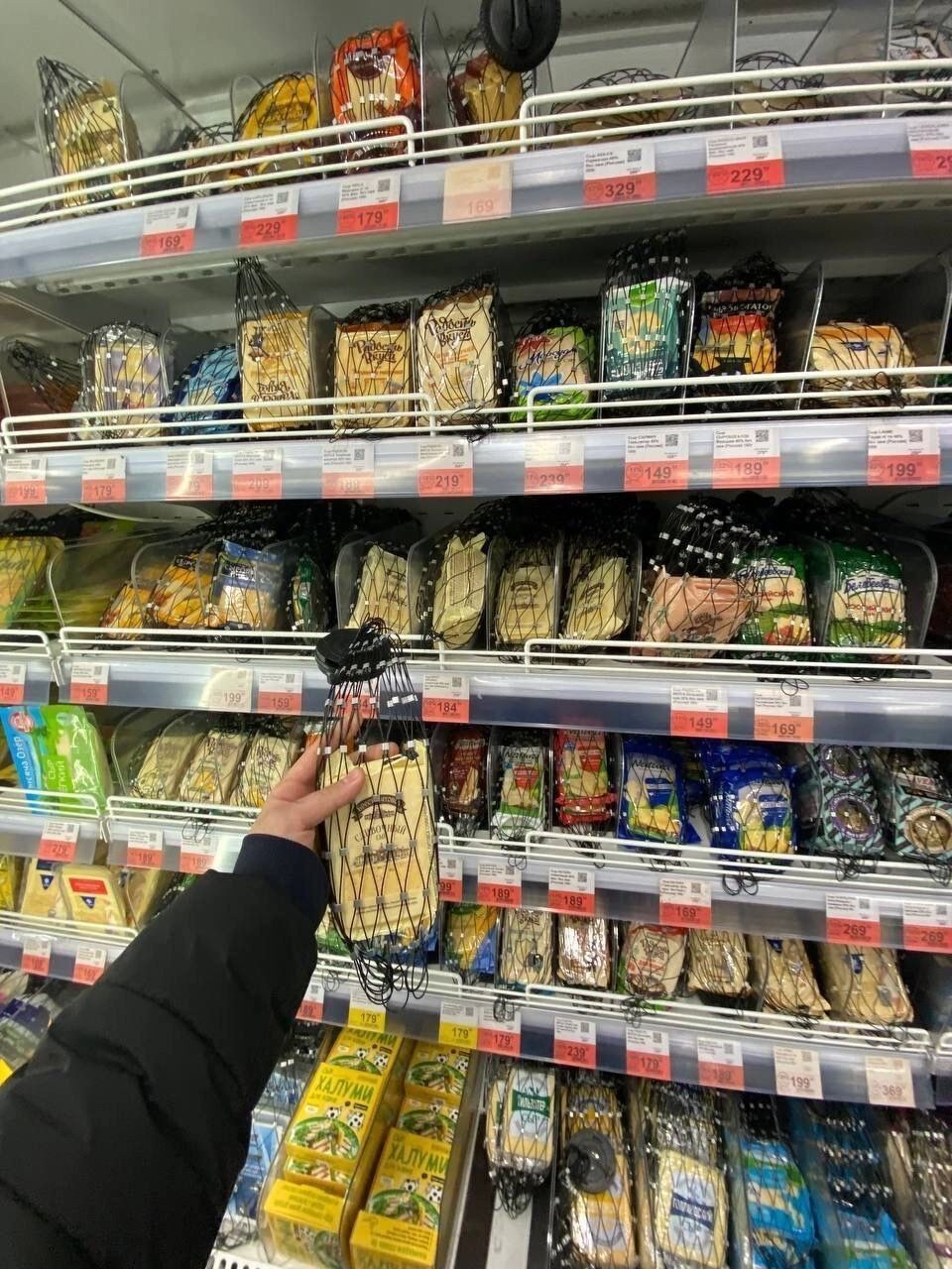 Россияне массово воруют еду в супермаркетах: из-за войны и экономических проблем люди теряют работу и беднеют