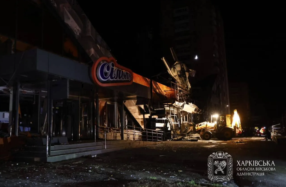 Момент російського удару по супермаркету в Харкові потрапив на відео