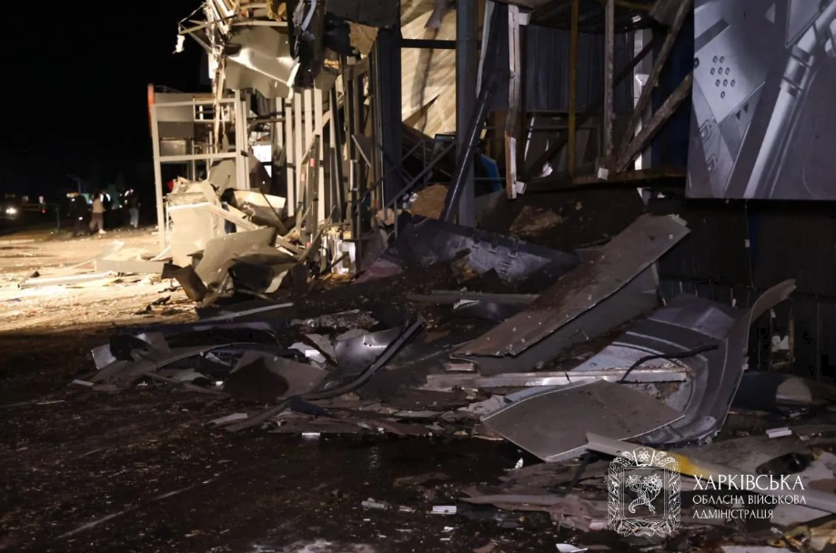 Момент російського удару по супермаркету в Харкові потрапив на відео