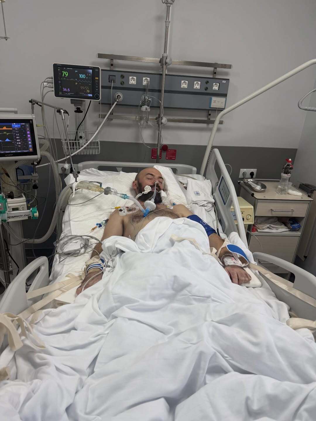 Дружина соліста ADAM, який лежить у комі, довела мережу до сліз новою заявою: серце рветься на шматки