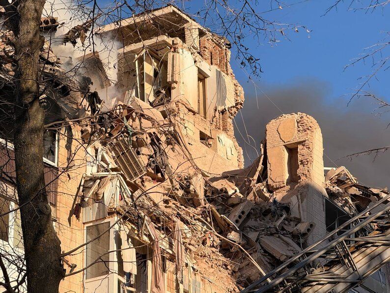 "Вибігла босоніж, наша квартира в диму": мешканці Тернополя розповіли про ворожу атаку. Фото і відео