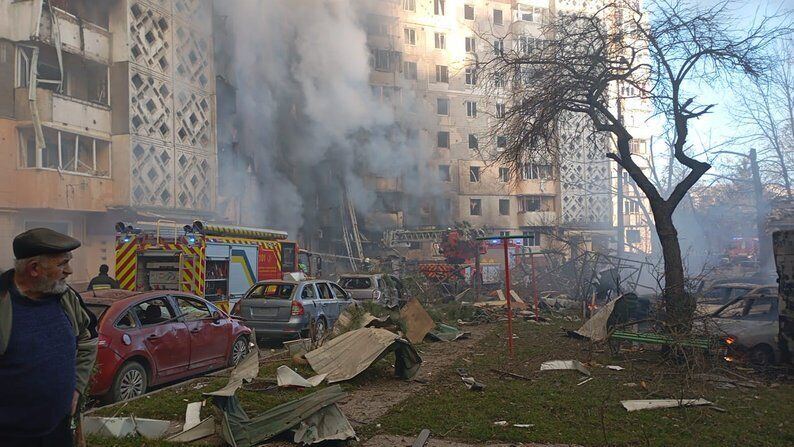 "Вибігла босоніж, наша квартира в диму": мешканці Тернополя розповіли про ворожу атаку. Фото і відео