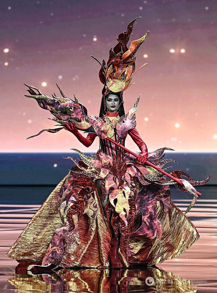 Від лампи Алладіна до піратського костюма: найдивніші національні вбрання учасниць "Міс Всесвіт 2025". Фото