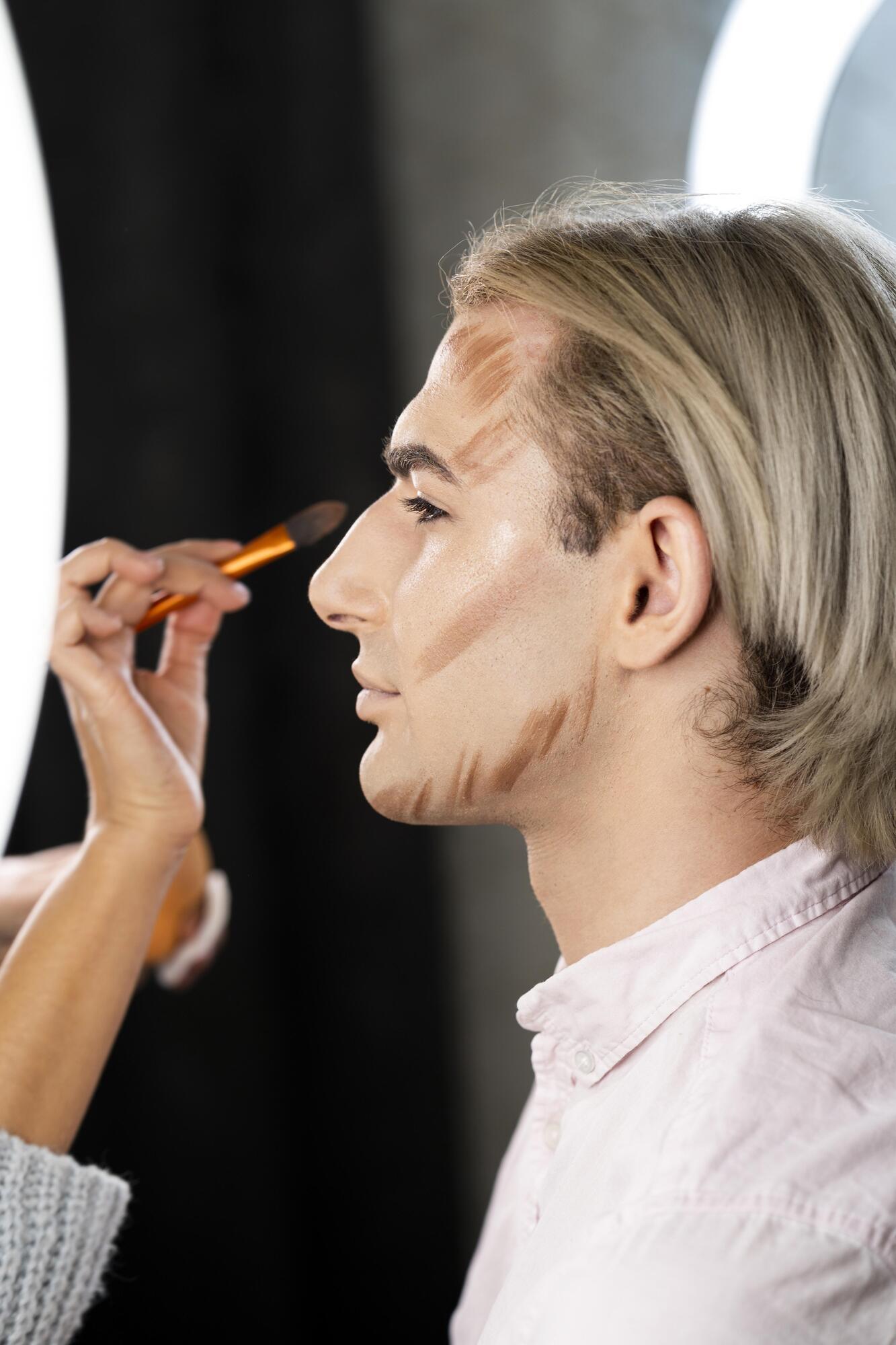 Как уменьшить нос за считанные секунды: трюк для макияжа