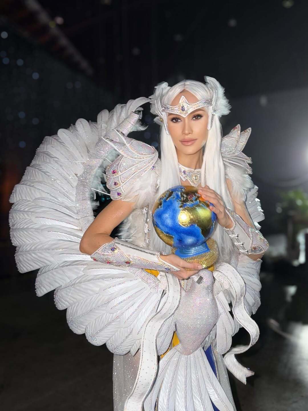 Платье "с привкусом мексиканского карнавала" или "неземная красота"? Украинцы разделились из-за костюма "Мисс Вселенная Украина"