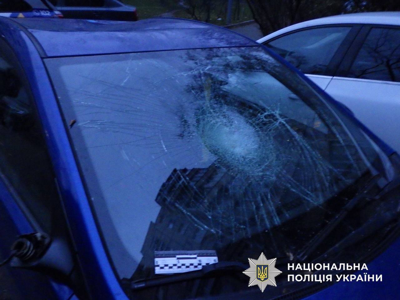 В Киеве пьяный молодой человек разбил чужой автомобиль, припаркованный во дворе дома. Видео и фото