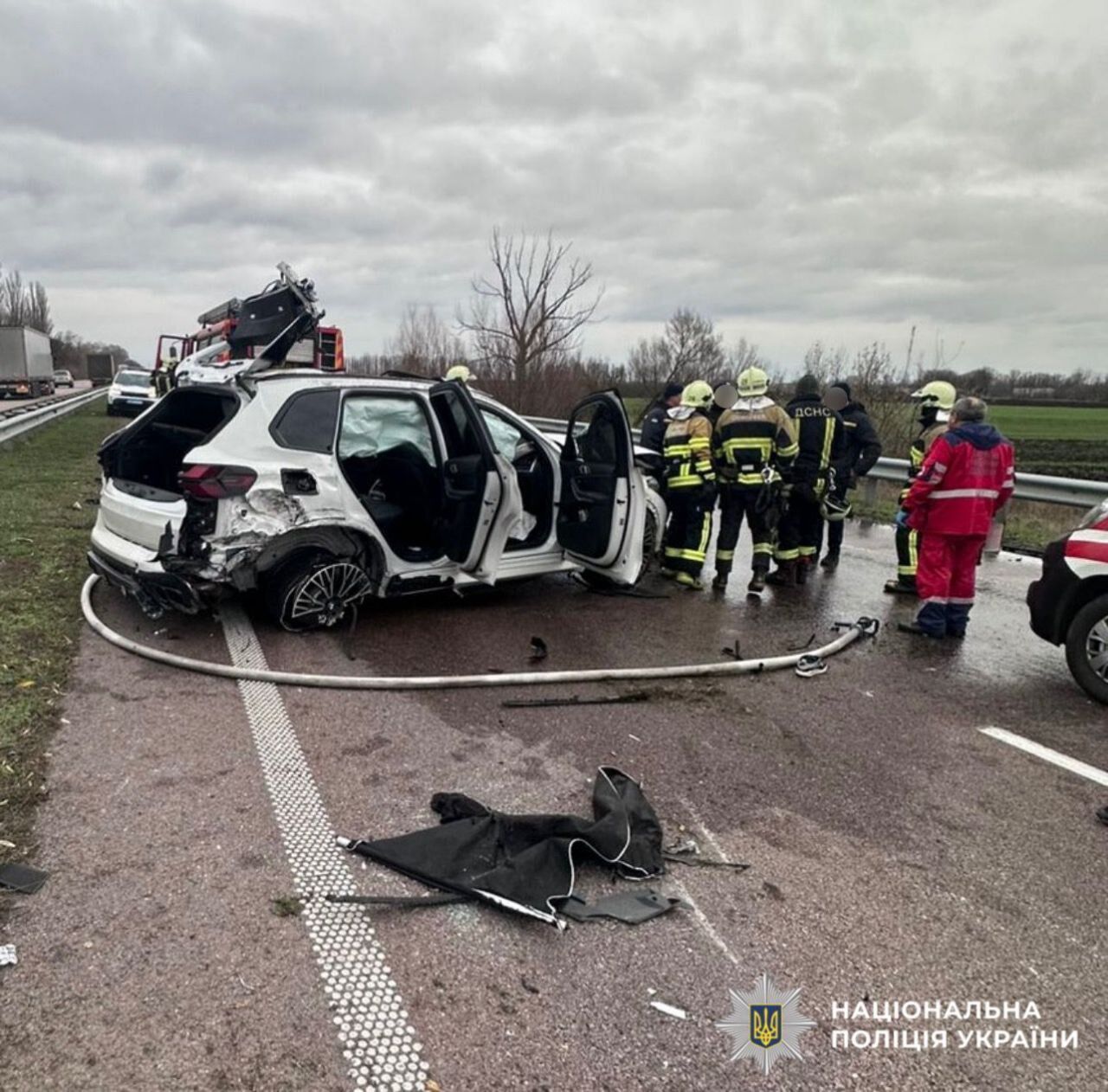 На Киевщине BMW протаранил отбойник и несколько раз перевернулся: есть погибшие. Подробности и фото