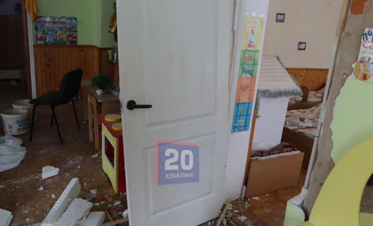 Выбитые окна и игрушки вперемешку со стеклом: в Тернополе в результате вражеской атаки поврежден детсад. Фото