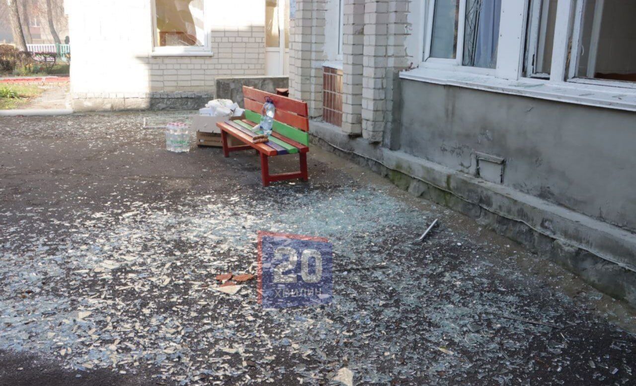 Выбитые окна и игрушки вперемешку со стеклом: в Тернополе в результате вражеской атаки поврежден детсад. Фото