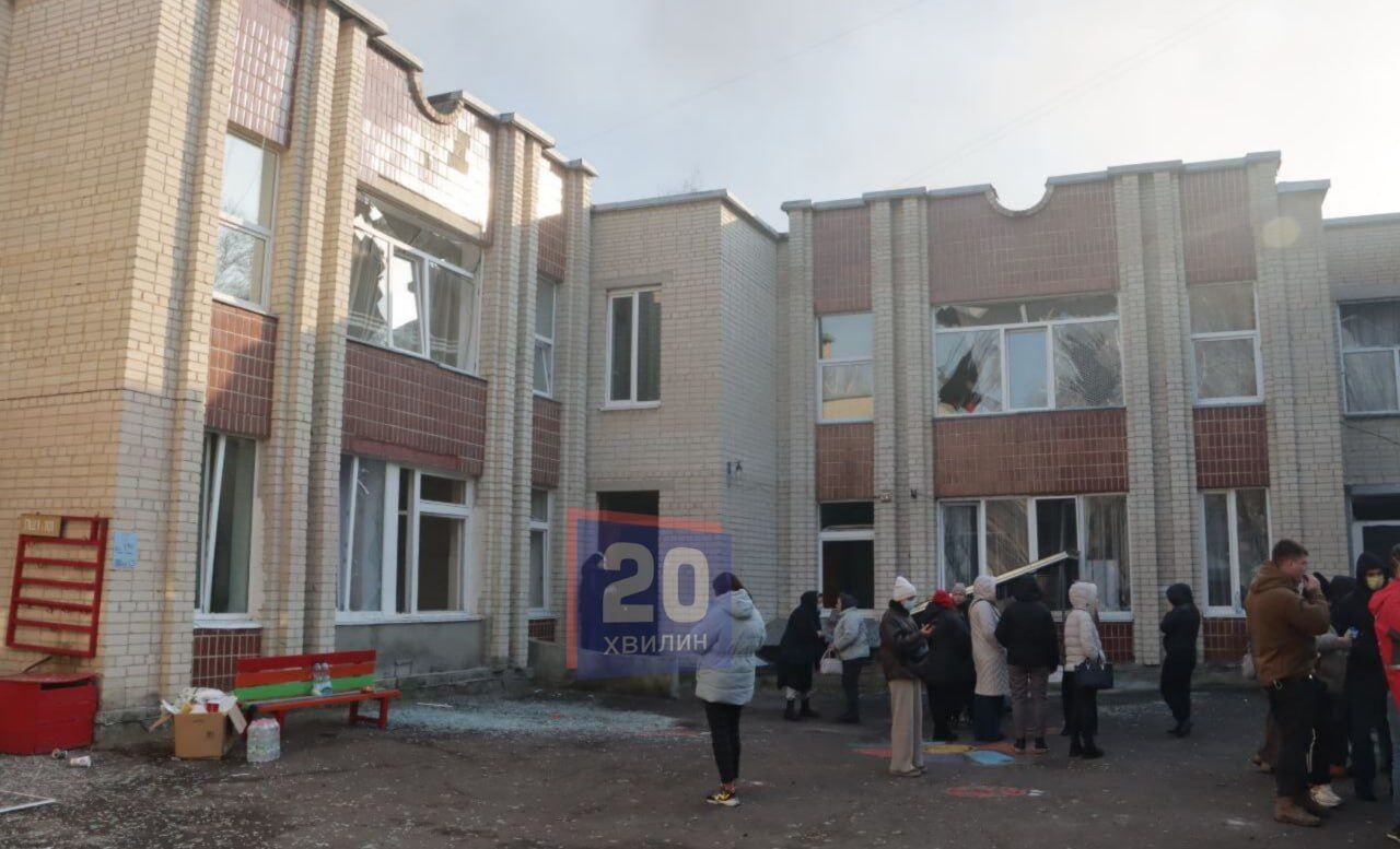 Выбитые окна и игрушки вперемешку со стеклом: в Тернополе в результате вражеской атаки поврежден детсад. Фото