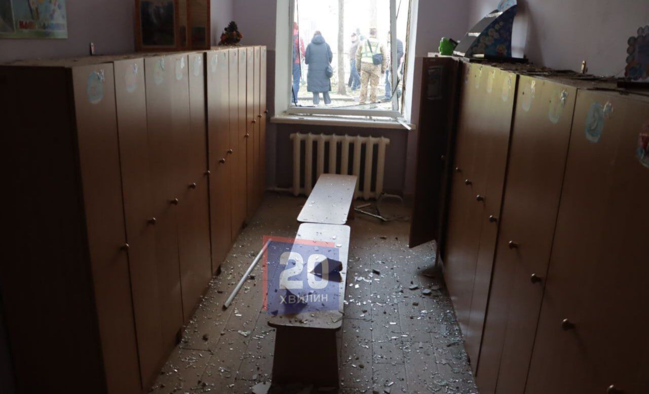 Выбитые окна и игрушки вперемешку со стеклом: в Тернополе в результате вражеской атаки поврежден детсад. Фото