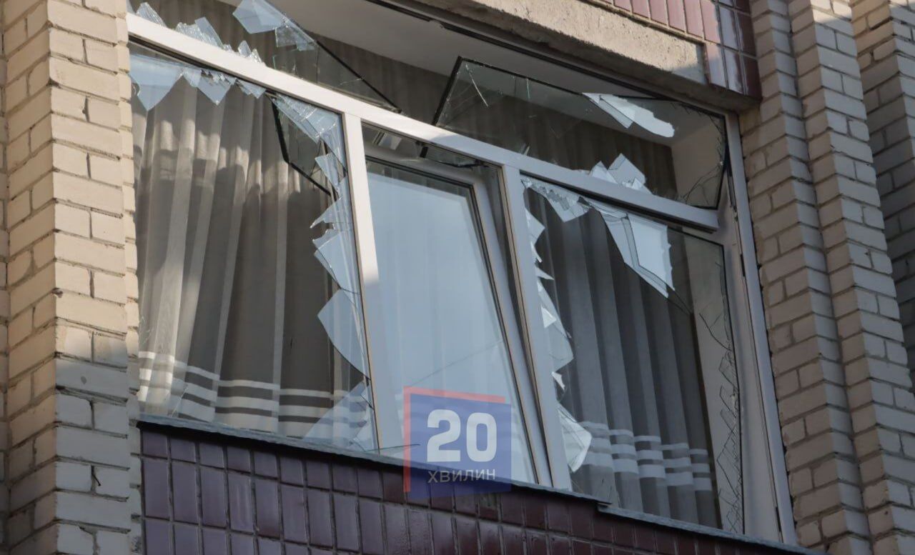 Выбитые окна и игрушки вперемешку со стеклом: в Тернополе в результате вражеской атаки поврежден детсад. Фото