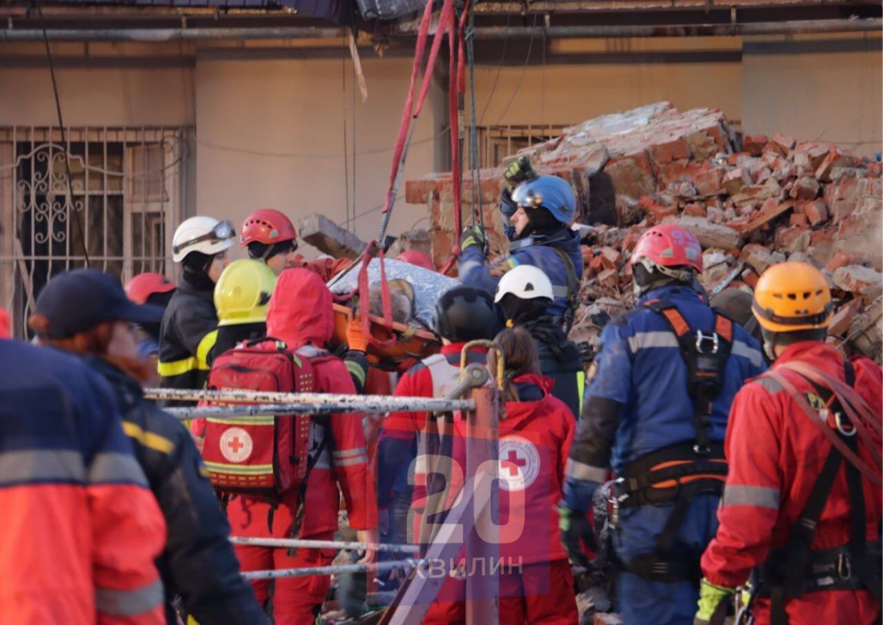 Дивом вижив: у Тернополі з-під завалів багатоповерхівки дістали 20-річного хлопця. Фото і відео