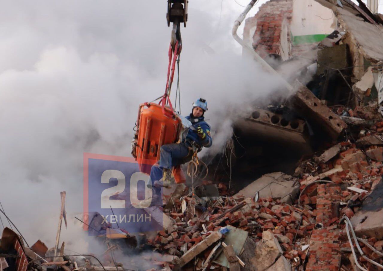 Дивом вижив: у Тернополі з-під завалів багатоповерхівки дістали 20-річного хлопця. Фото і відео