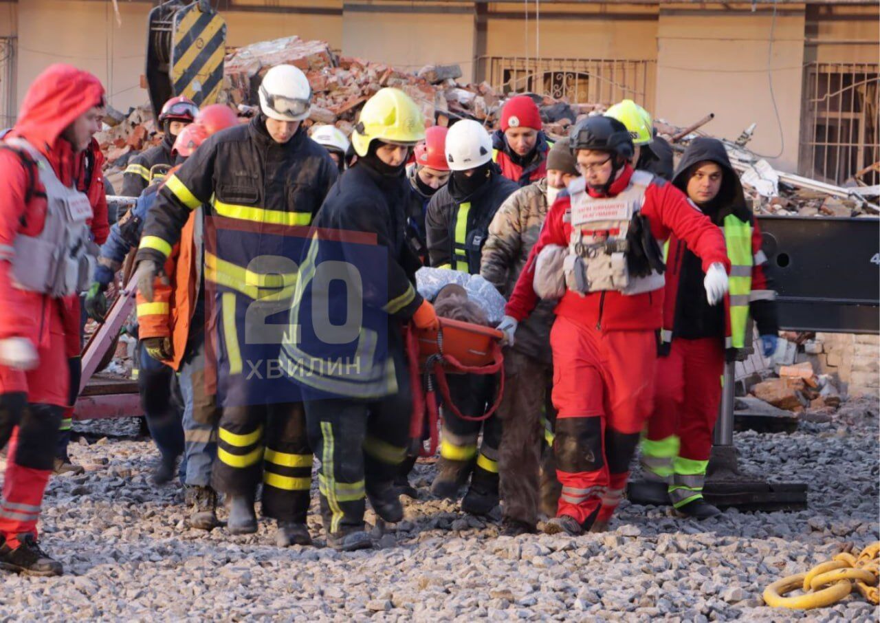 Дивом вижив: у Тернополі з-під завалів багатоповерхівки дістали 20-річного хлопця. Фото і відео