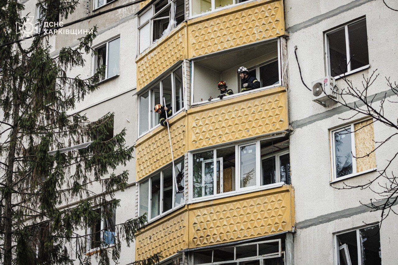 Момент російського удару по супермаркету в Харкові потрапив на відео