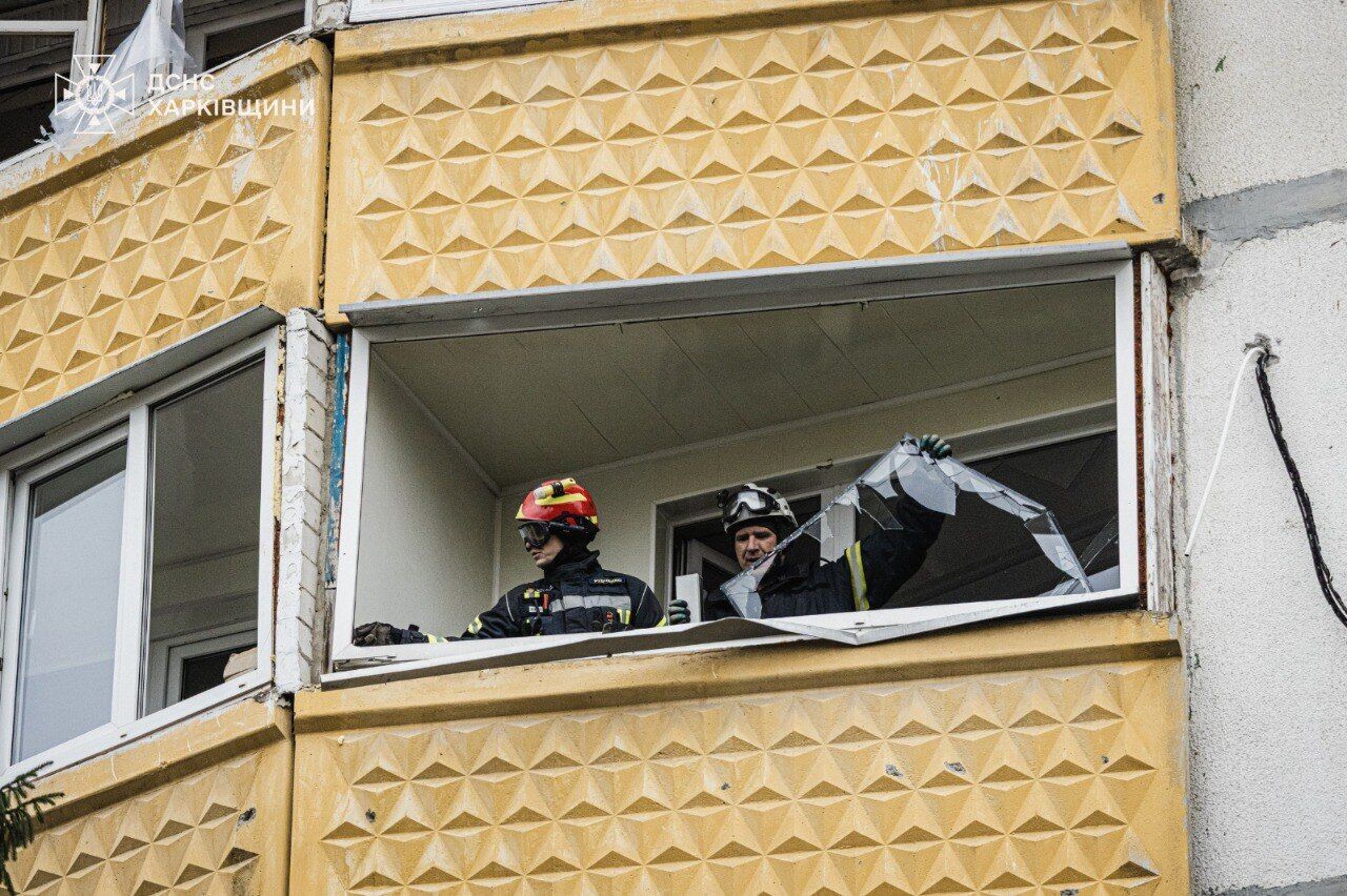 Момент російського удару по супермаркету в Харкові потрапив на відео