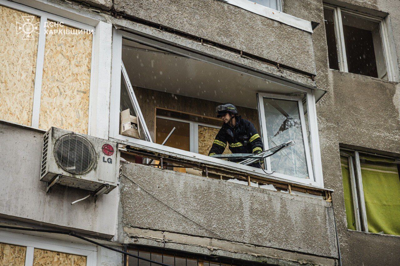 Момент російського удару по супермаркету в Харкові потрапив на відео