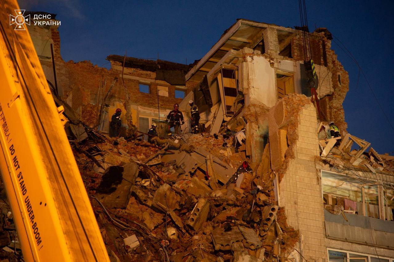 Під ударом були багатоповерхівки: кількість загиблих у Тернополі зросла до 26 людей, серед них – троє дітей. Фото й відео