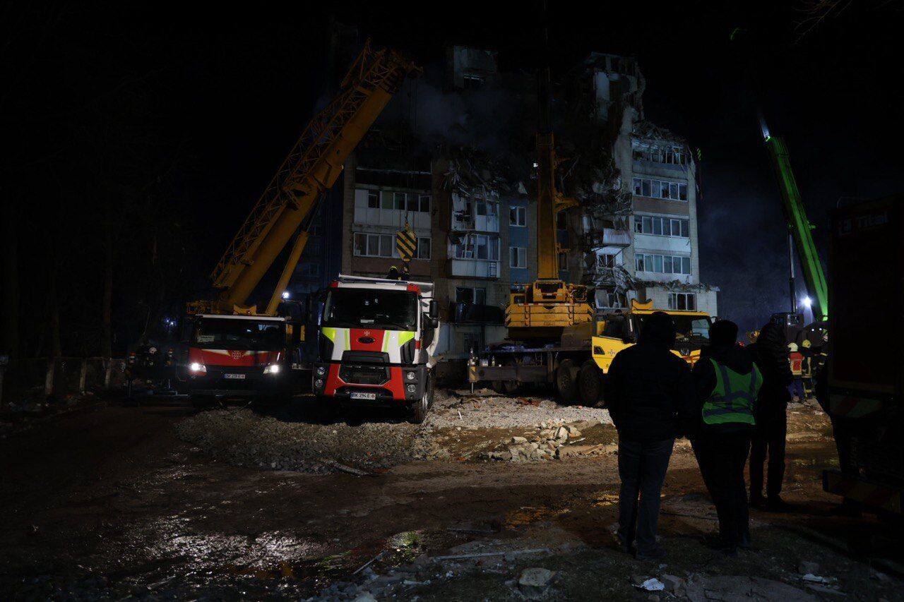 Під ударом були багатоповерхівки: кількість загиблих у Тернополі зросла до 26 людей, серед них – троє дітей. Фото й відео