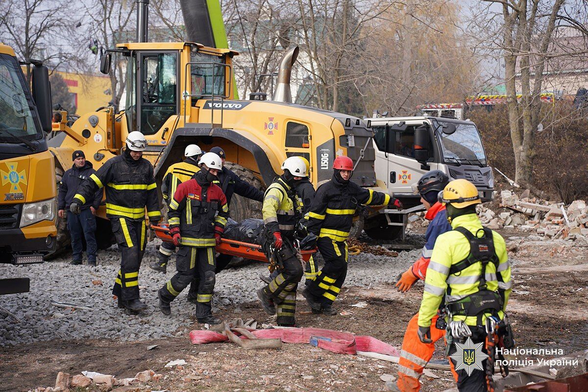 Під ударом були багатоповерхівки: кількість загиблих у Тернополі зросла до 26 людей, серед них – троє дітей. Фото й відео