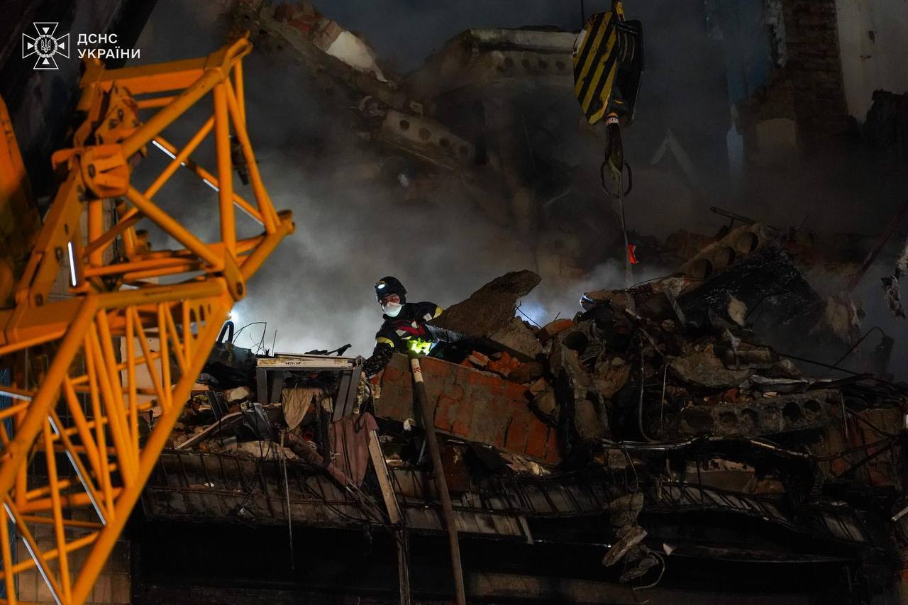 Під ударом були багатоповерхівки: кількість загиблих у Тернополі зросла до 26 людей, серед них – троє дітей. Фото й відео