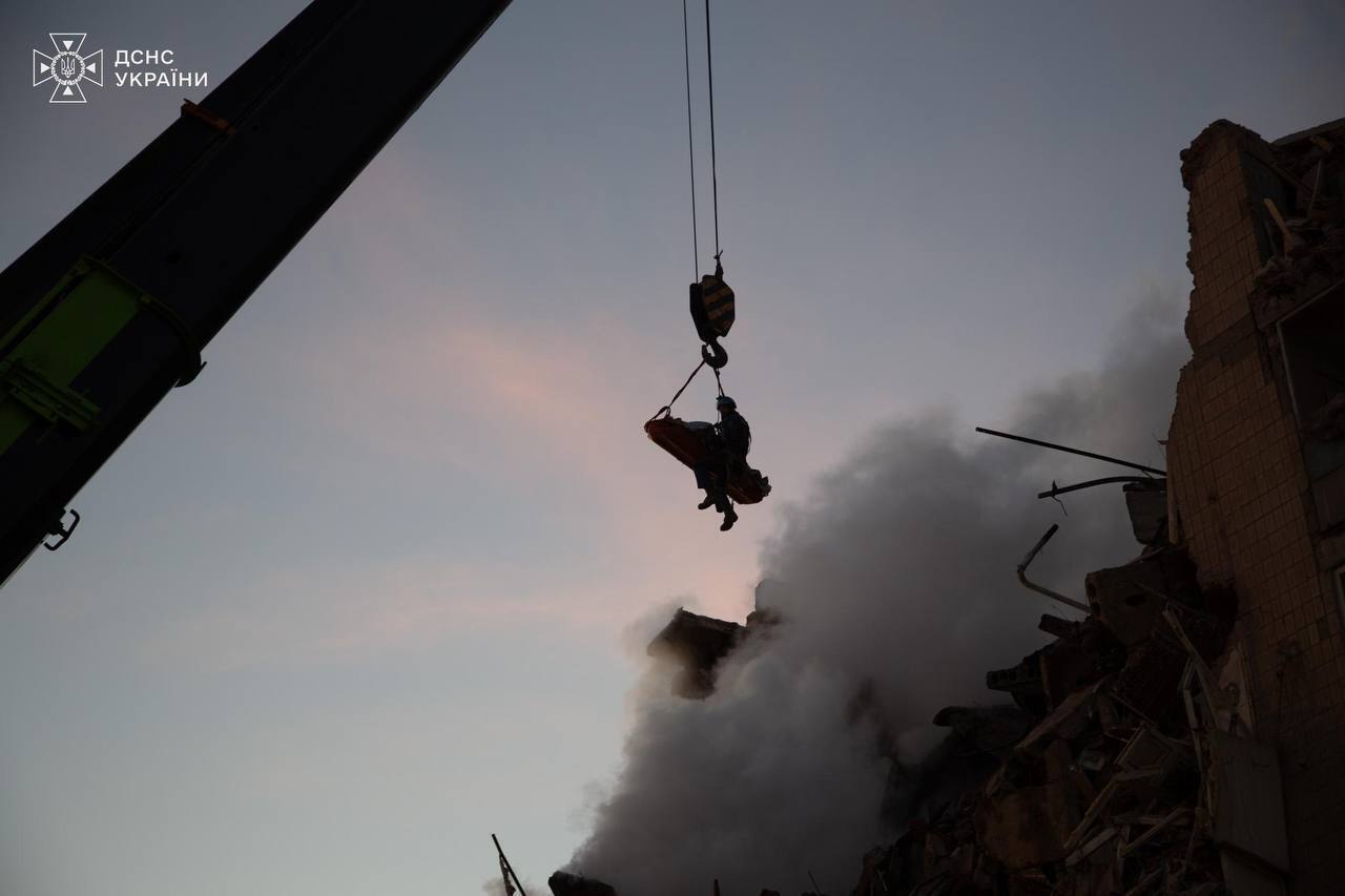 Під ударом були багатоповерхівки: кількість загиблих у Тернополі зросла до 26 людей, серед них – троє дітей. Фото й відео