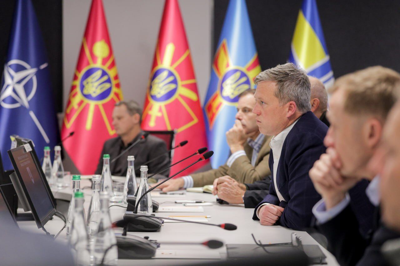 Украину посетил министр Сухопутных войск США: что известно о визите. Фото