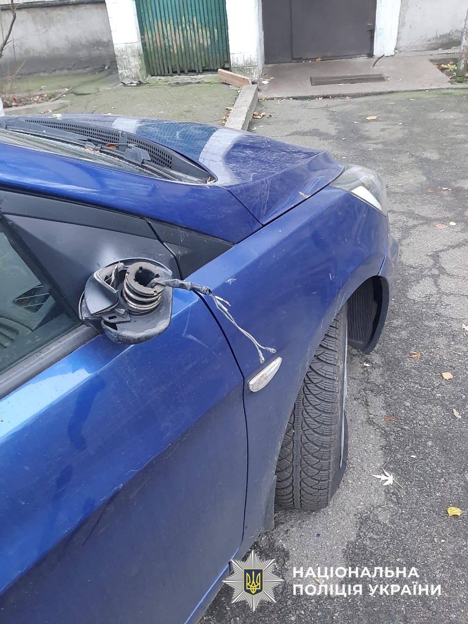 В Киеве пьяный молодой человек разбил чужой автомобиль, припаркованный во дворе дома. Видео и фото