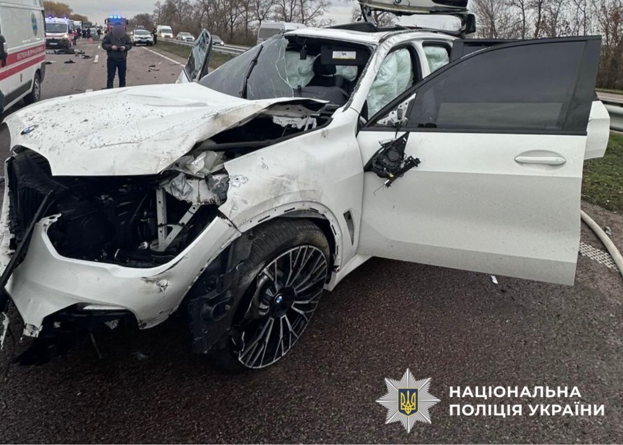 На Киевщине BMW протаранил отбойник и несколько раз перевернулся: есть погибшие. Подробности и фото