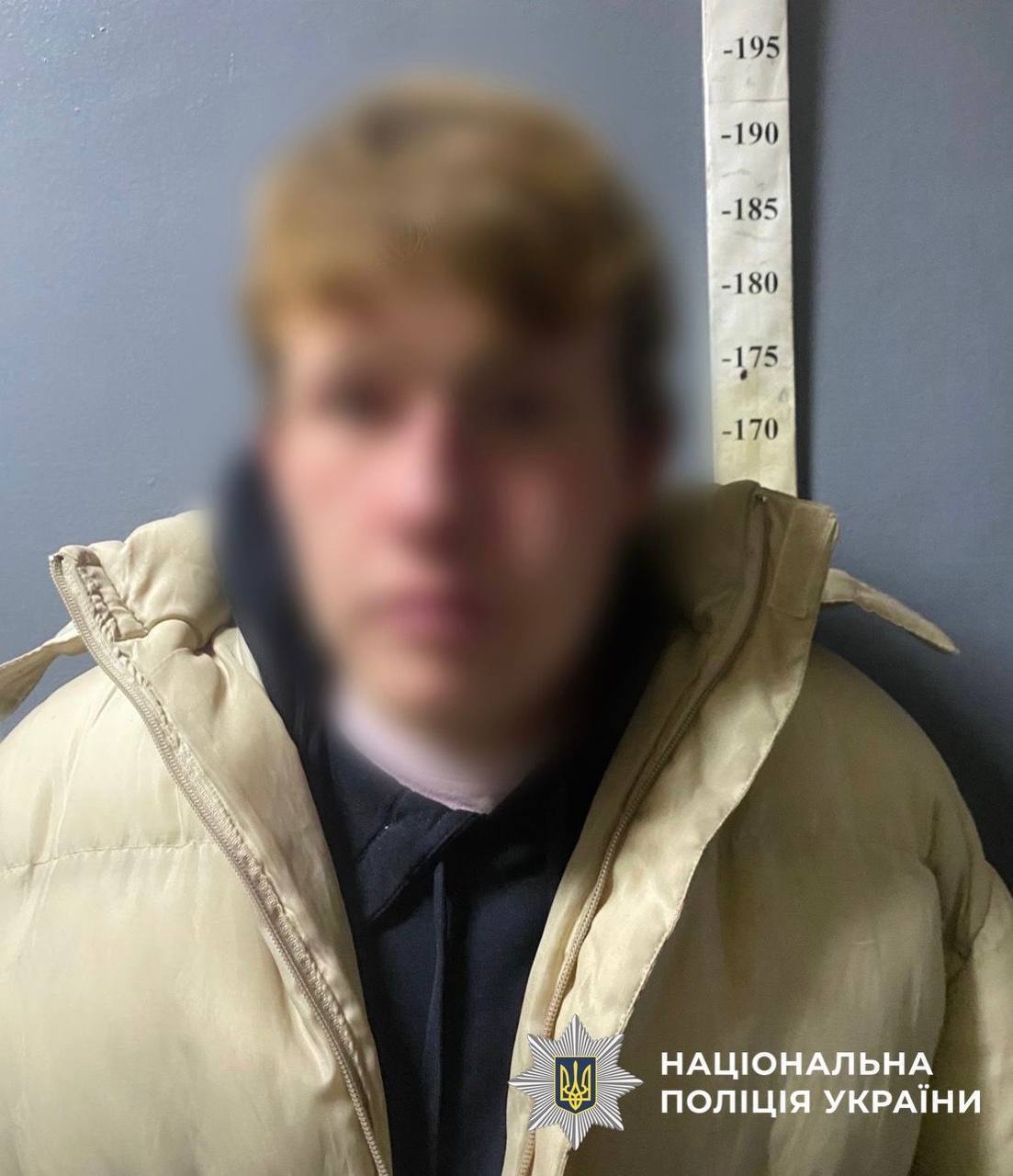 В Киеве пьяный молодой человек разбил чужой автомобиль, припаркованный во дворе дома. Видео и фото