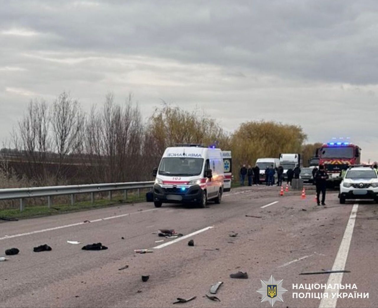 На Киевщине BMW протаранил отбойник и несколько раз перевернулся: есть погибшие. Подробности и фото